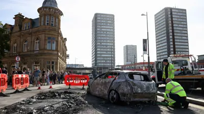 سيارة محترقة إثر عنف ضد المهاجرين