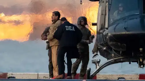 الرئيس الفنزويلي المعتقل نيكولاس مادورو يُقتاد إلى المحكمة