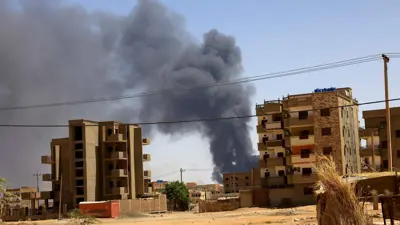 أدخنة تتصاعد جراء الحرب في السودان