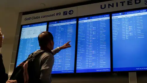 مسافر يتابع حركة الطيران في مطار أمريكي