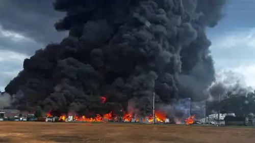 حريق هائل اندلع بعد الانفجار في المصنع