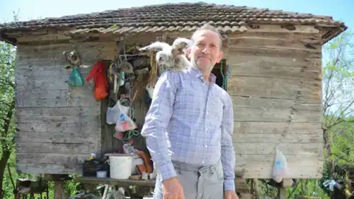 أتيلا كاراكايا مع صديقته البومة