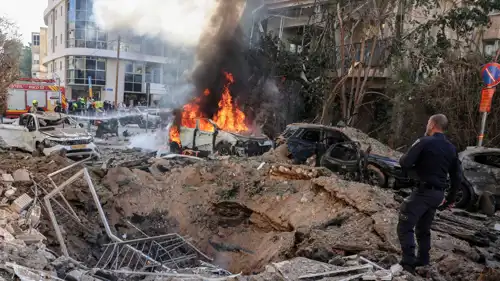 عقب قصف صاروخي إيراني سابق في وسط إسرائيل