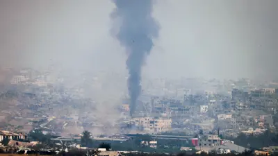 آثار غارة إسرائيلية على غزة