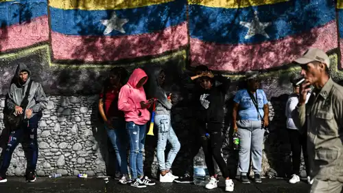 أشخاص يسيرون في أحد شوارع كاركاس