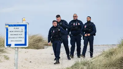 ضباط الشرطة الفرنسية خلال دورية للمهاجرين