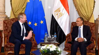 وزير الخارجية والهجرة المصري الدكتور بدر عبد العاطي مع الممثل الخاص للاتحاد الأوروبي لعملية السلام في الشرق الأوسط سڤن كوبمانز