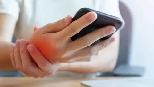 طريقة حملك للهاتف الذكي تؤثر على صحتك النفسية