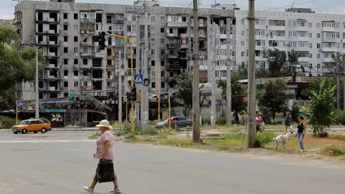 آثار قصف روسي سابق على إحدى بلدات لوجانسك