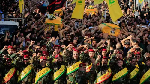 مقاتلو حزب الله يسيرون في موكب جنازة خمسة من رفاقهم الذين قُتلوا في غارات إسرائيلية، في النبطية، لبنان، في 2 نوفمبر/تشرين الثاني.