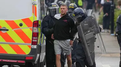 الشرطة البريطانية تعتقل أحد عناصر اليمين المتطرف خلال احتجاج مناهض للمهاجرين