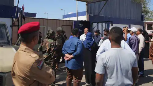 قوات أمنية تغلق مقرات للانتقالي الجنوبي في عدن