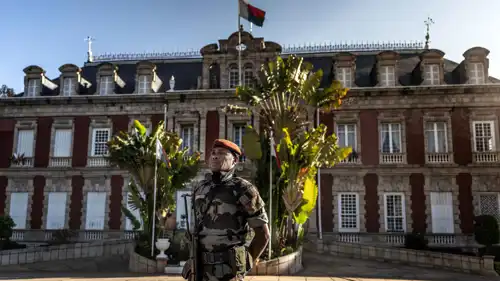 عسكري أمام القصر الرئاسي في مدغشقر