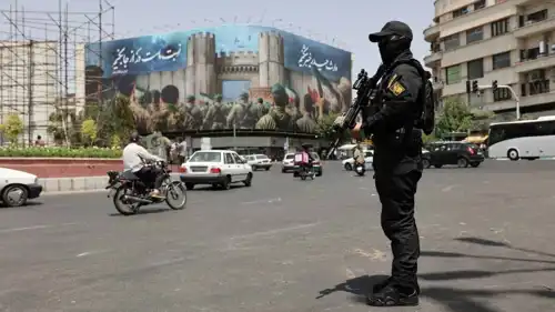 عنصر أمن مسلح في طهران