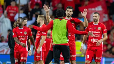 لاعبو شباب الأهلي يحتفلون بالفوز