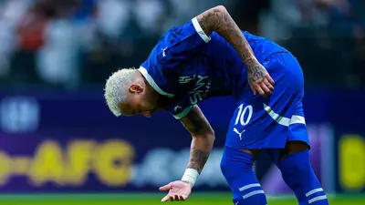 نيمار لحظة دخوله ملعب مباراة الهلال والاستقلال