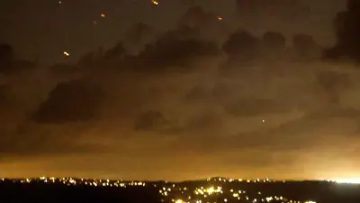 قذائف تتطاير في السماء بعد أن أطلقت إيران دفعة من الصواريخ الباليستية على إسرائيل