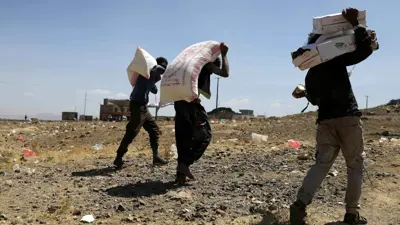 مساعدات في منطقة يمنية