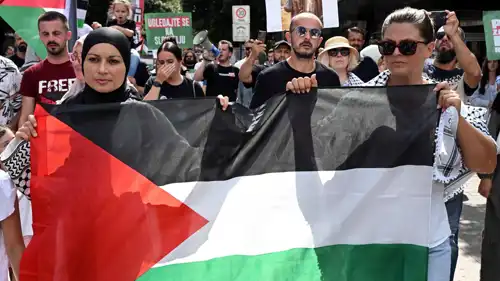 متظاهرون يحملون العلم الفلسطيني