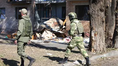 مبنى متضرر من الضربات الأوكرانية في كورسك 