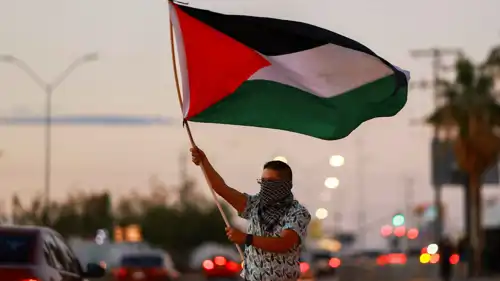 رجل يحمل العلم الفلسطيني