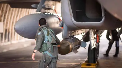 تذخير طائرة مقاتلة إسرائيلية