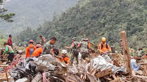 جانب من عمليات الإنقاذ 