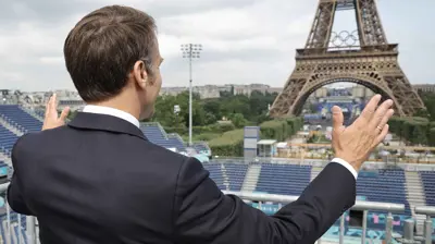 ماكرون خلال متابعته افتتاح الألعاب الأولمبية