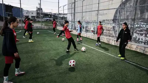 ملعب كرة قدم في مخيم عايدة بالضفة الغربية