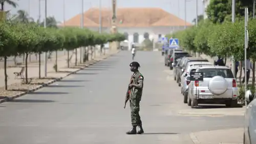 جندي قرب القصر الرئاسي في غينيا بيساو