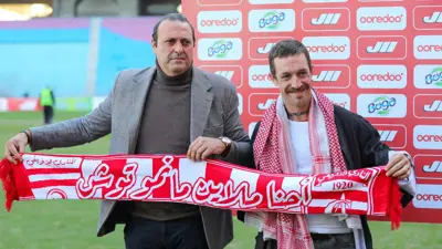 فيرجي شامبيرز (يمين) مع رئيس الإفريقي هيكل دخيل