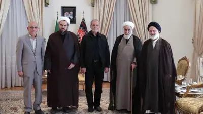 الرئيس الإيراني خلال لقائه مدير مكتب المرشد اليوم