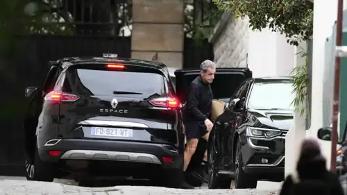 ساركوزي يغادر سيارته أمام منزله بعد يوم من إطلاق سراحه