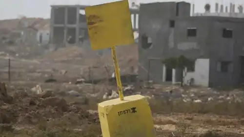 كتلة خرسانية تشير إلى "الخط الأصفر"، وسط قطاع غزة.