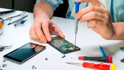 رجل يُصلح هاتفًا