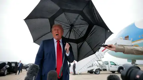 ترامب متحدثا للصحفيين