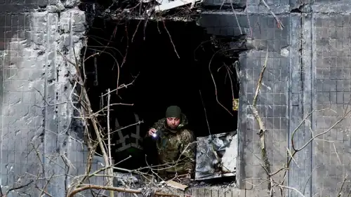 نافذة مبنى سكني تضرر خلال غارة روسية على كييف