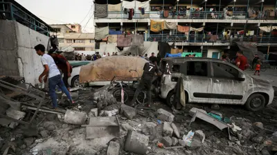 فلسطينيون يتجمعون في مدرسة تابعة للأمم المتحدة في أعقاب غارة إسرائيلية