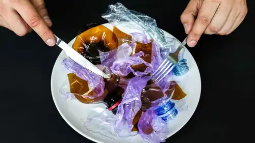 أكل البلاستيك - تعبيرية