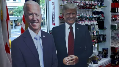 مجسمان لترامب وبايدن في متجر للهدايا بواشنطن
