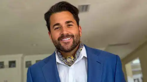 الكاتب والخبير السياسي نيك آدامز