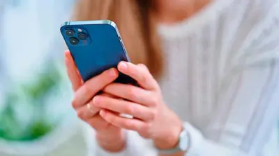 امرأة تستخدم جهاز آيفون من أبل