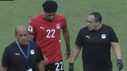 عمر مرموش خلال خروجه مصابا أمام بوركينا فاسو