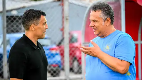 ماهر الكنزاري (يمين) مع المدير الرياضي للترجي