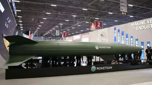 صاروخ باليستي تركي في معرض للأسلحة