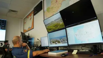 موظفان في غرفة التحكم بمركز التنسيق المشترك