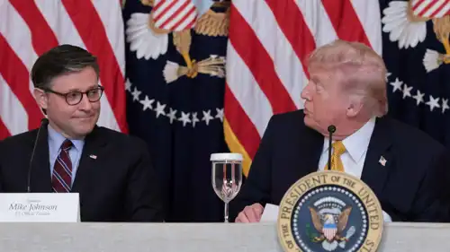 مايك جونسون خلال اجتماع مع الرئيس الأمريكي ترامب