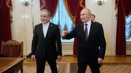 الرئيس فلاديمير بوتين ووزير الخارجية الإيراني عباس عراقجي