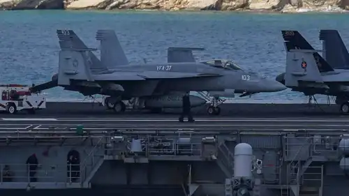 طائرات مقاتلة أمريكية على متن حاملة الطائرات جيرالد فورد