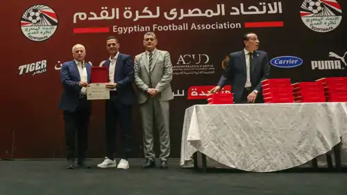 تسليم محمود وفا حكم مباراة الأهلي وسيراميكا الشارة الدولية